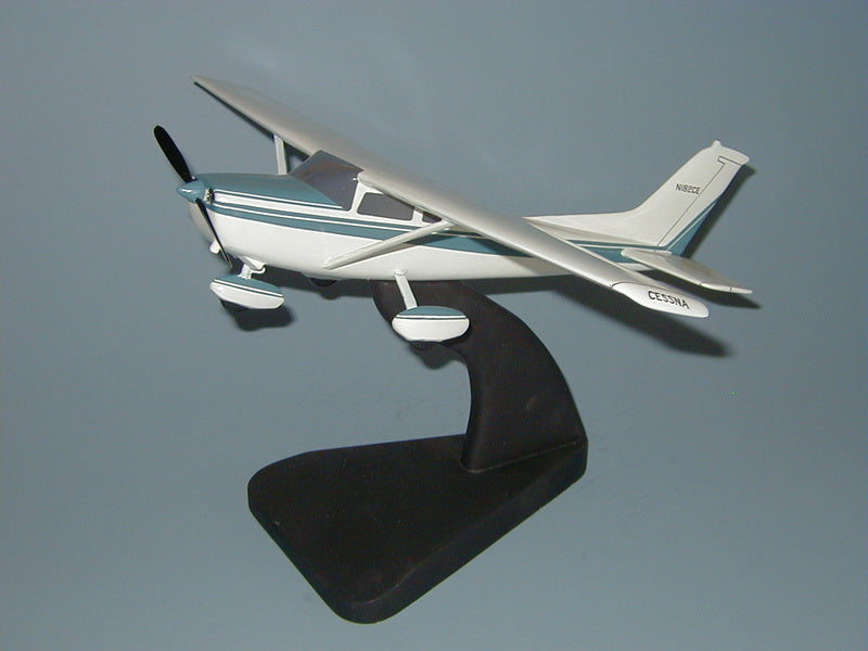 Cessna 182 airplane model Scalecraft