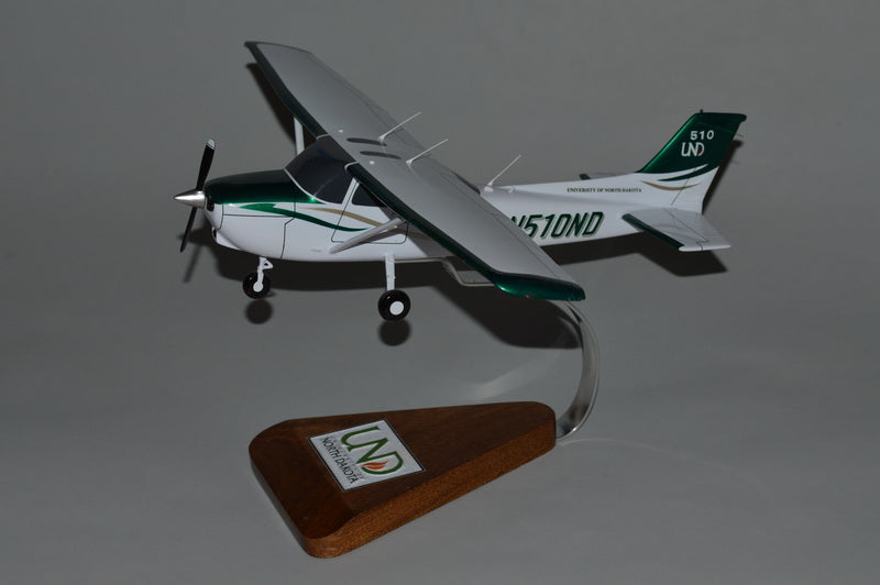 Cessna 172 SP Skyhawk model aircraft