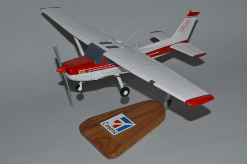 Cessna 152 desk model airplane