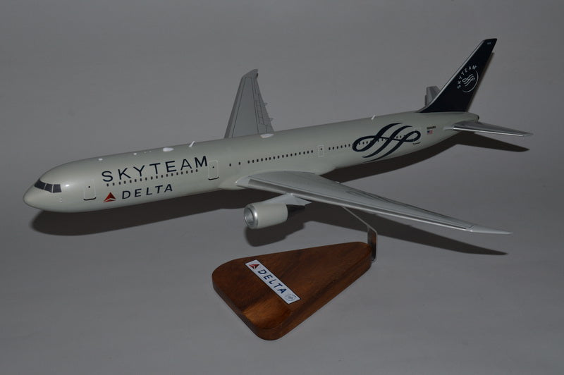 Delta Skyteam 767-400 model airplane