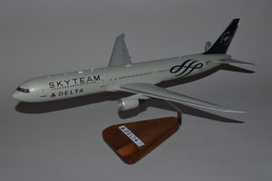 Delta Skyteam 767-400 model airplane