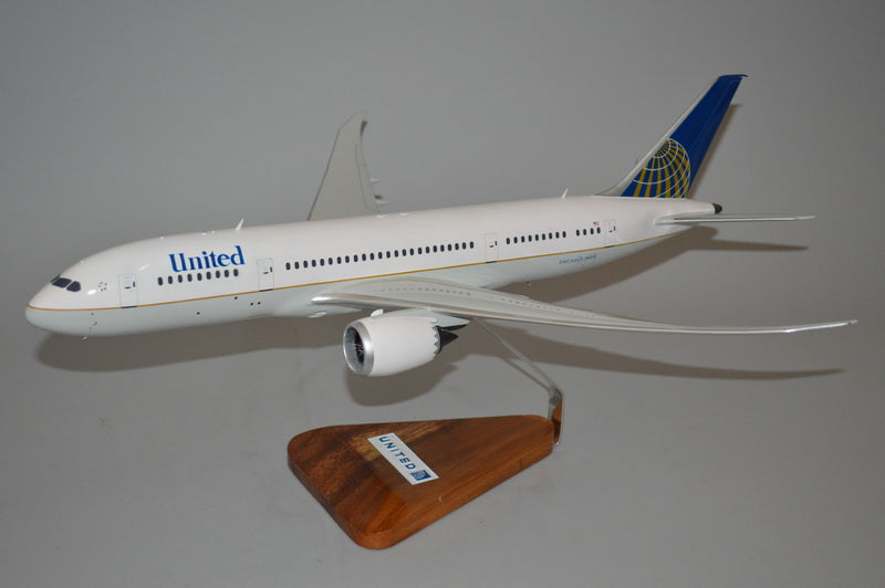 United B787 model airplane
