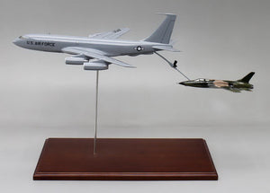 KC-135 refueling a F-105G airplane model